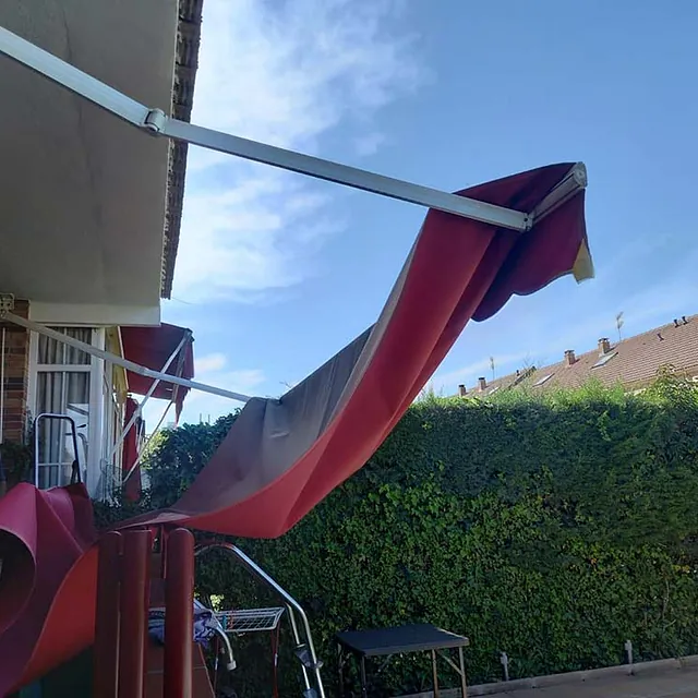 Persianas Enlama Sl toldo rojo